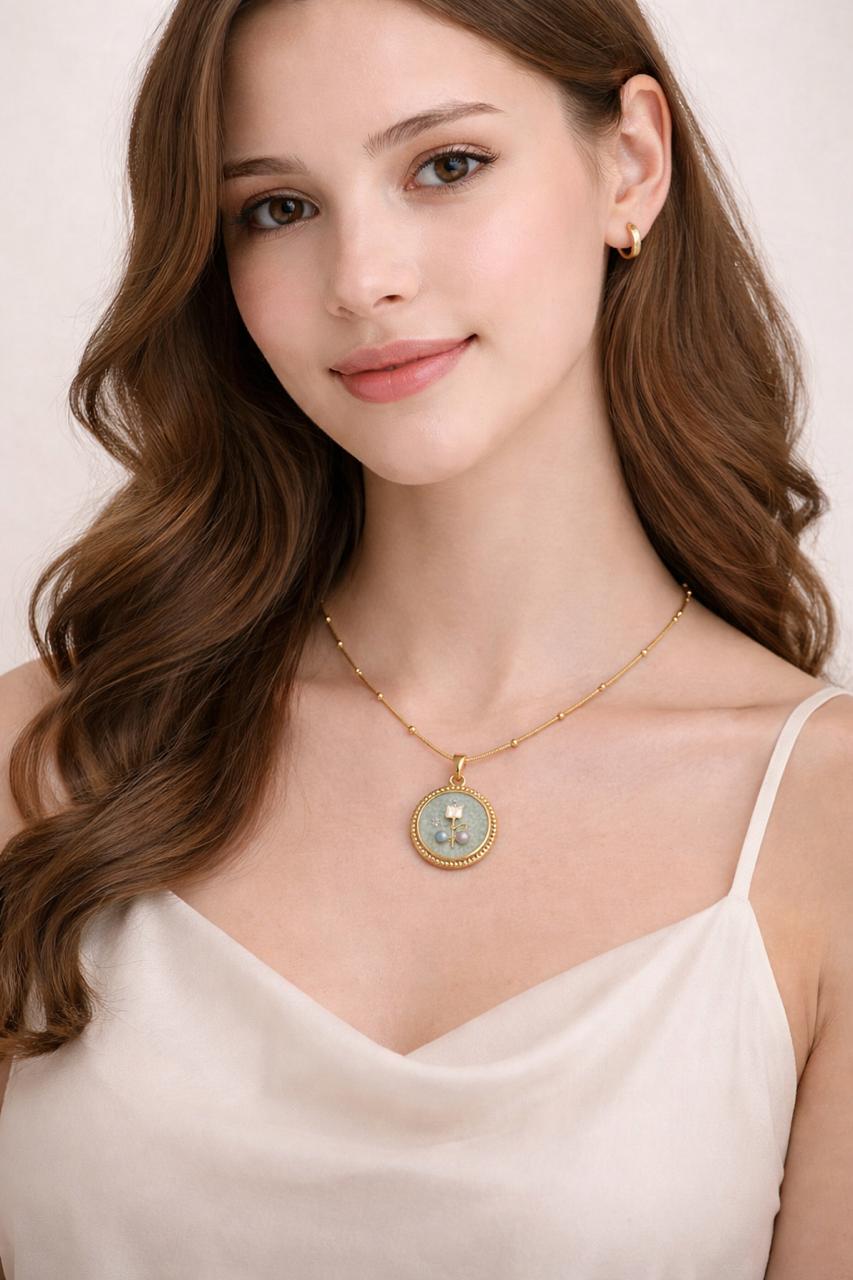 Vintage Floral Medallion Necklace – 18K Gold Plated