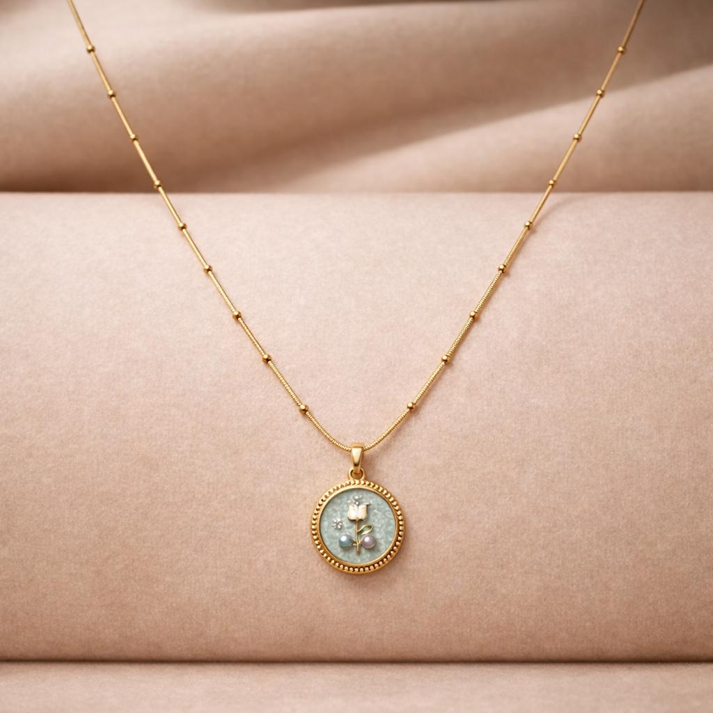 Vintage Floral Medallion Necklace – 18K Gold Plated